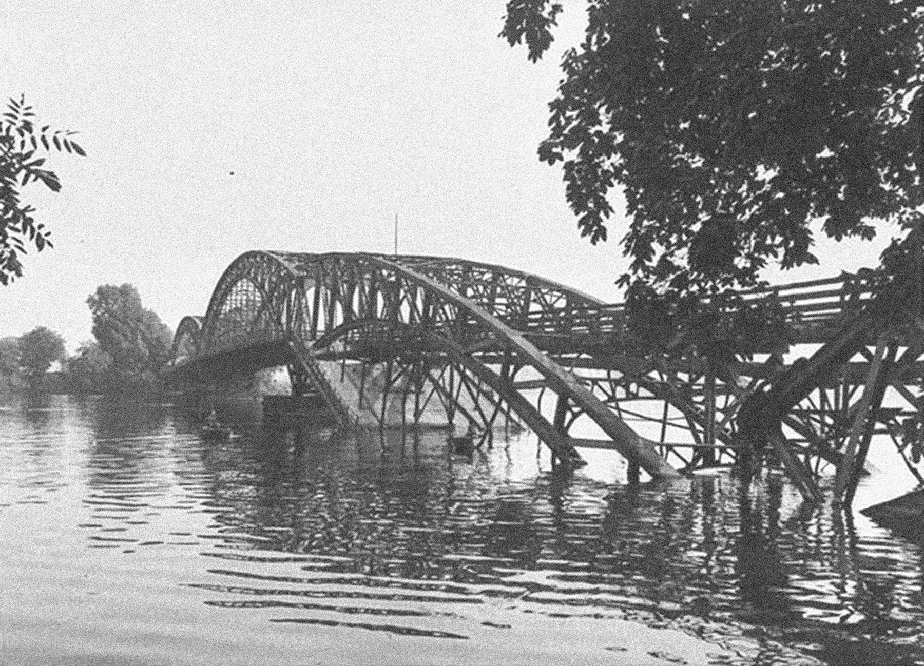 Die gesprengte Große Eiswerderbrücke in der Havel