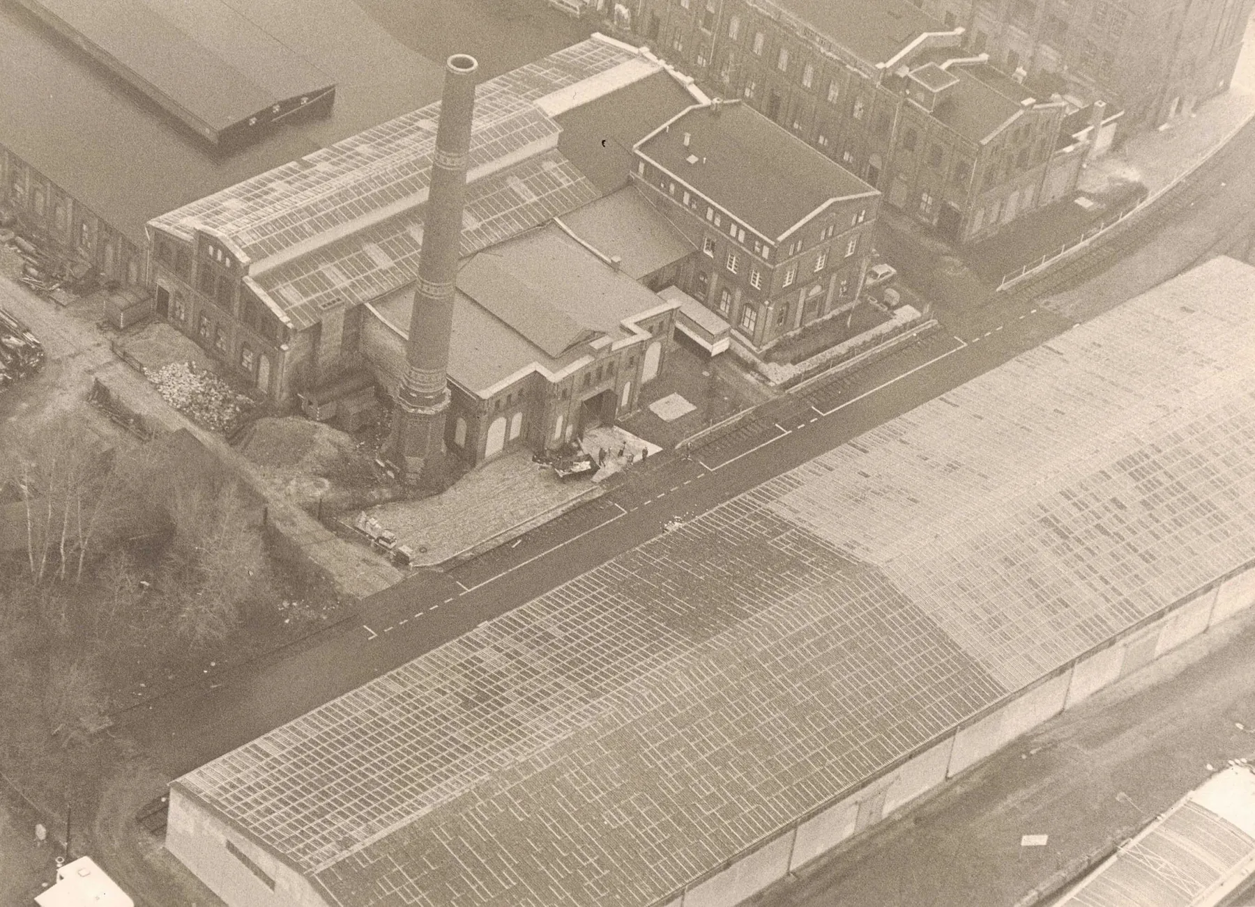 Luftbild 1981 mit der großen Lagerhalle der RHENUS vor den historischen Gebäuden